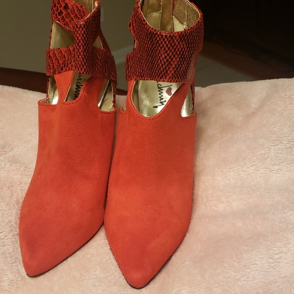 BRAND NEW Red Heels size 7.5 - Picture 1 of 3